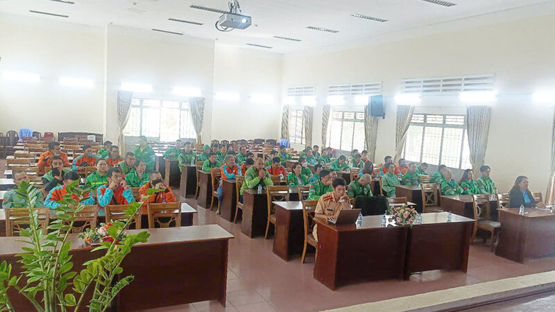 Propagating the Road Traffic Law to union members at the Da Lat Technology Drivers' Union. Photo: Nguyen Kim