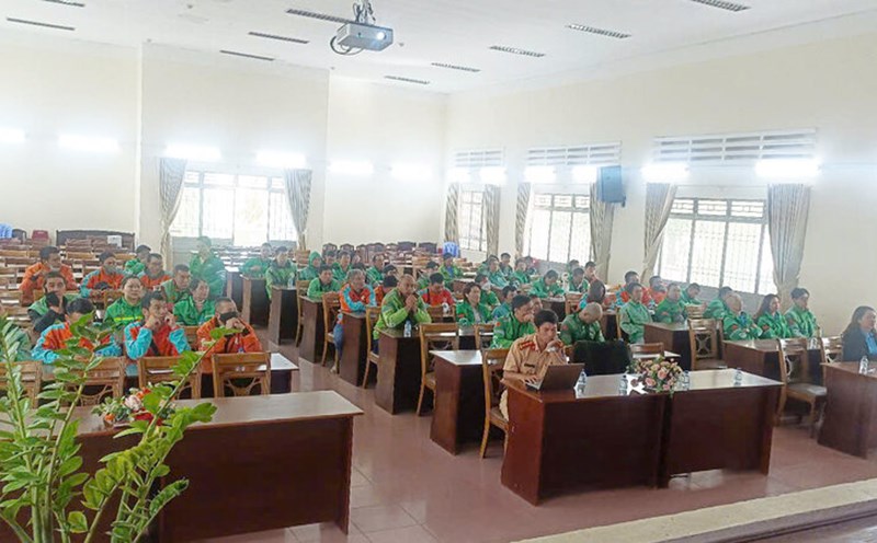 Propagating the Road Traffic Law to union members at the Da Lat Technology Drivers' Union. Photo: Nguyen Kim