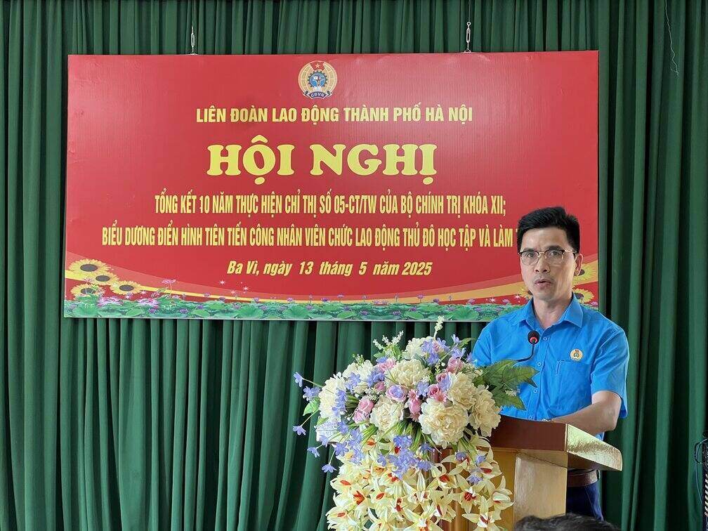 Mr. Nguyen Ba Anh - Vice Chairman of the Ung Hoa District Labor Federation shared his experience in implementing the study and following Uncle Ho's instructions of the district union cadres. Photo: Kieu Vu