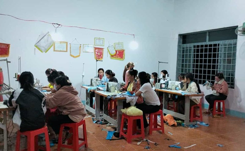 Sewing class for female workers in rural and mountainous areas. Photo: Bao Lam
