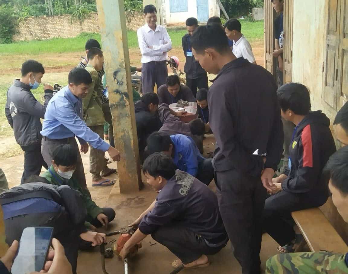 Day nghe sua may no, may nong nghiep cho lao dong. Anh: Bao Lam