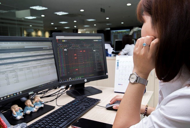 VN-Index tien sat moc 1.300 diem, nha dau tu can than trong. Anh: Bao Chuong