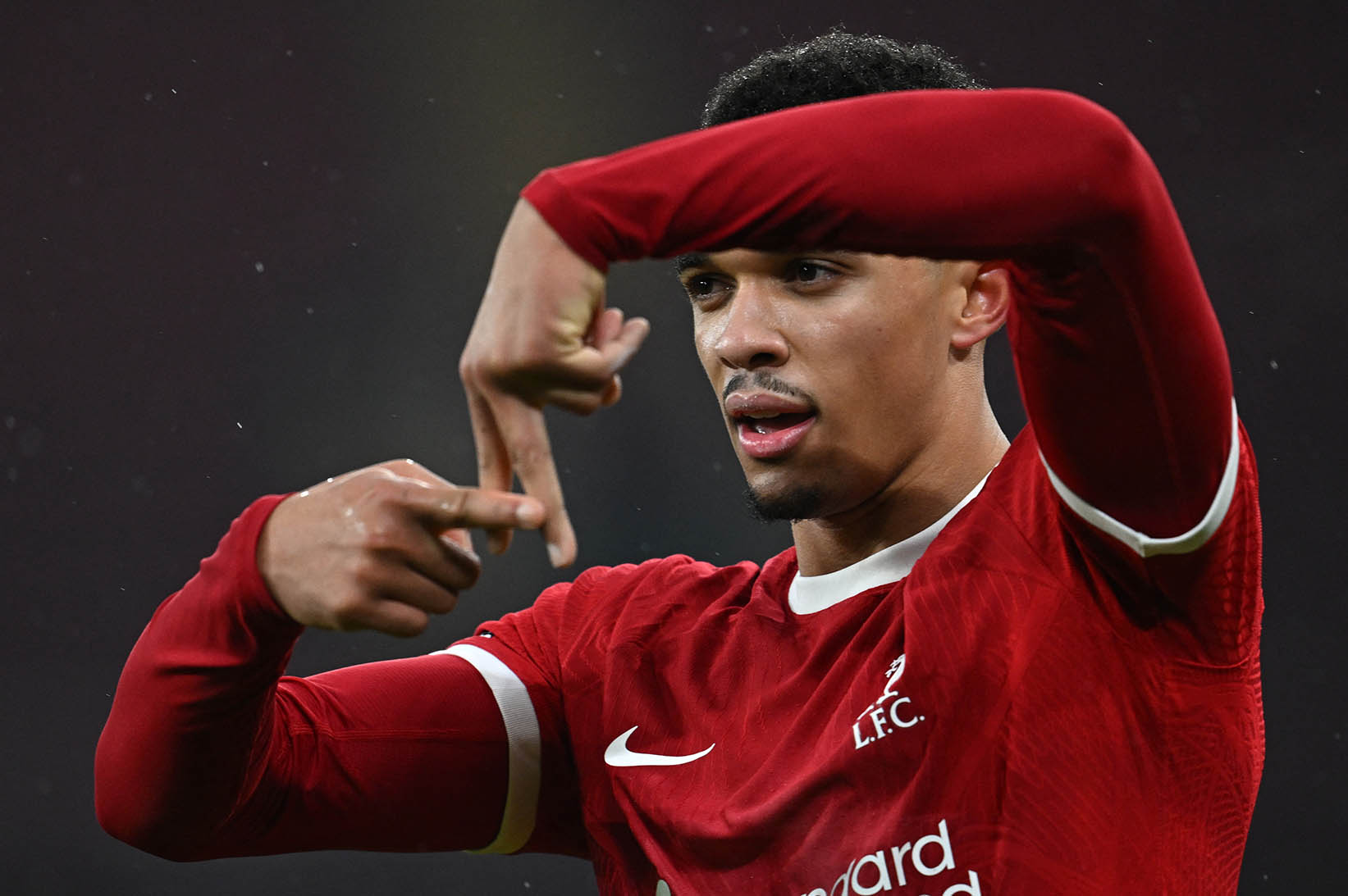 Liverpool khong nhan duoc mot dong nao khi Alexander-Arnold roi doi bong. Anh: AFP