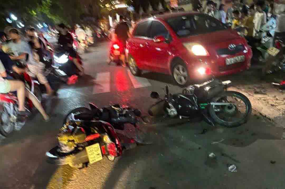 Hiện trường vụ tai nạn ở đường Kim Giang (huyện Thanh Trì, Hà Nội), tối 9.5. Ảnh: Thịnh Nguyễn