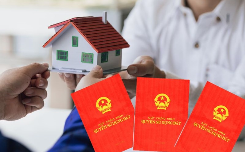 For common assets such as land use rights, all transactions such as mortgages and transfers must have the consent of both husband and wife. Photo: Nhu Ha
