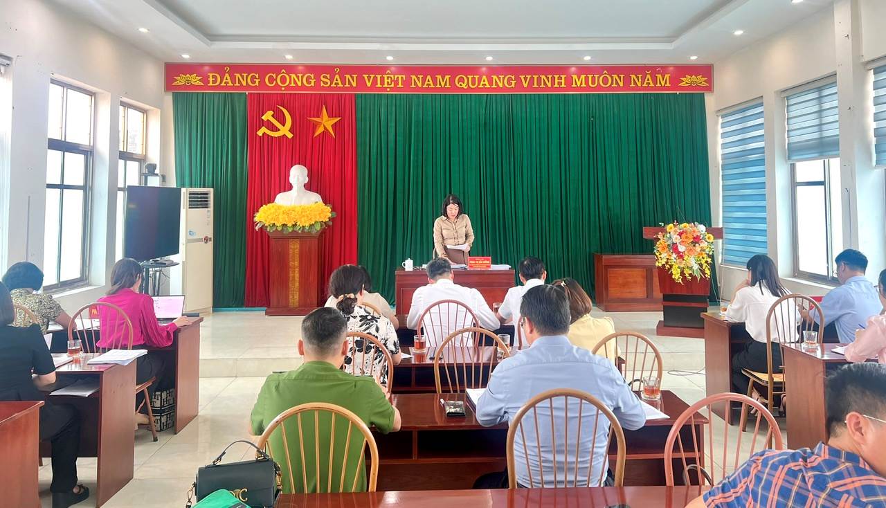 Đảng ủy các phường Hà Lầm, Hà Trung, Cao Thắng họp bàn, chuẩn bị tổ chức Đại hội Đảng bộ phường Hà Lầm mới nhiệm kỳ 2025-2030. Ảnh: Công thông tin TP Hạ Long