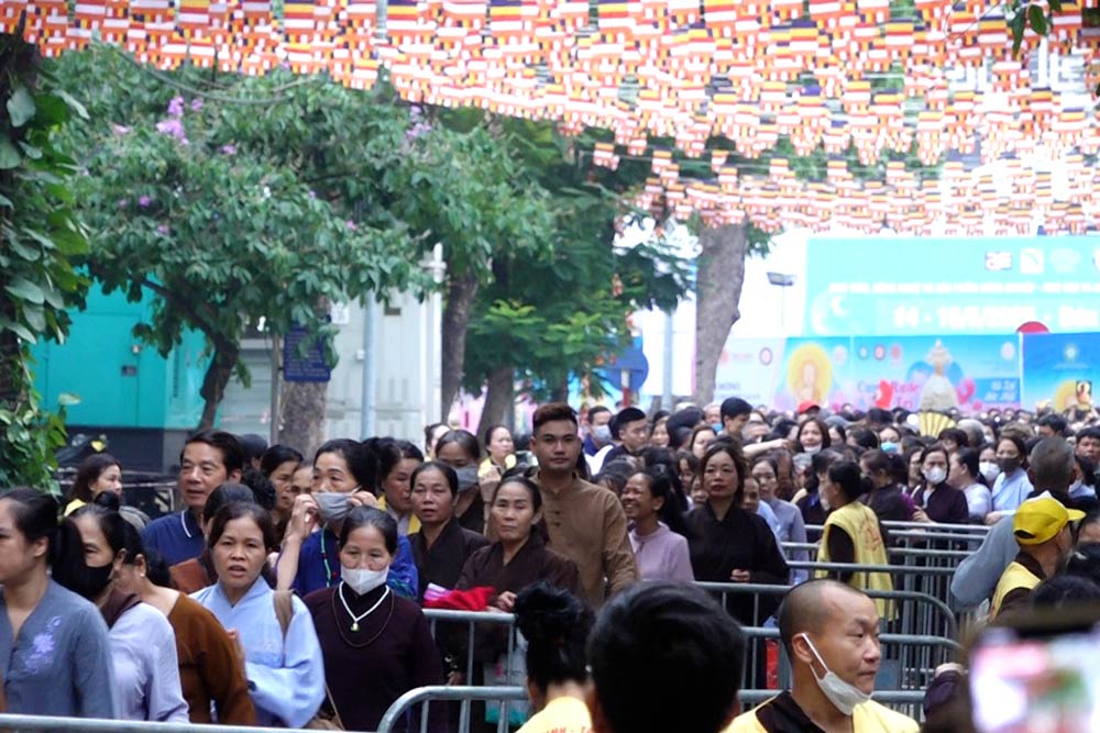 Crowds flock from the morning to Quan Su Pagoda to worship and benefit from the Buddha