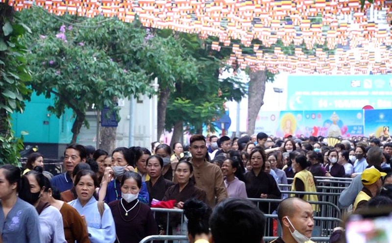 Crowds flock from the morning to Quan Su Pagoda to worship and benefit from the Buddha