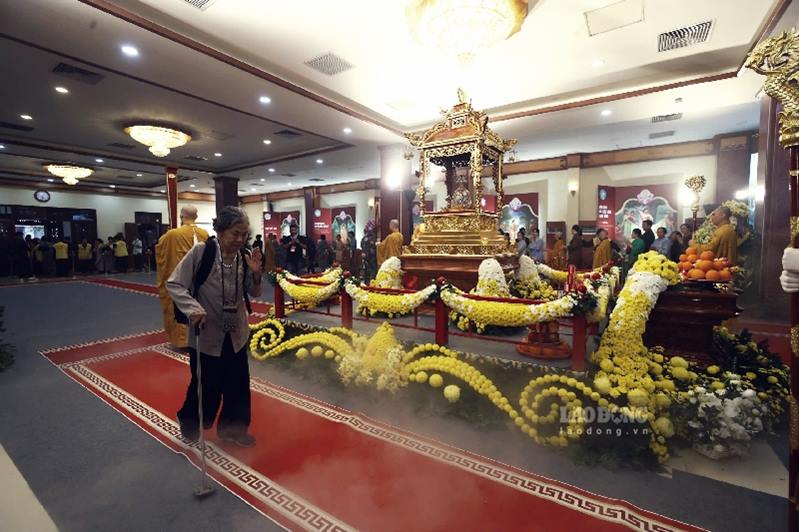 Lan luot tung Phat tu duoc vao chiem bai, to long thanh kinh voi Xa loi Phat tu An Do.