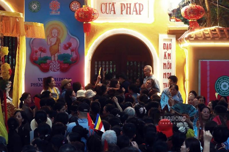 Theo ghi nhan cua Lao Dong, ngay tu sang som, nhieu nguoi dan, Phat tu da xep hang cho san khu vuc truoc cua hoi truong chua Quan Su cho xem Xa loi Phat.