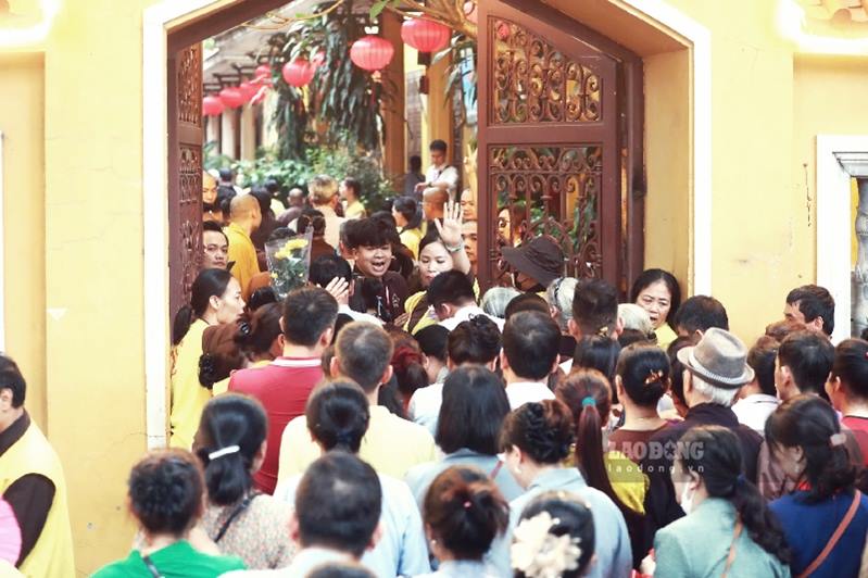 Dung 7h sang, cong hoi truong mo, Phat tu nuom nuop vao chiem bai Xa loi Phat.