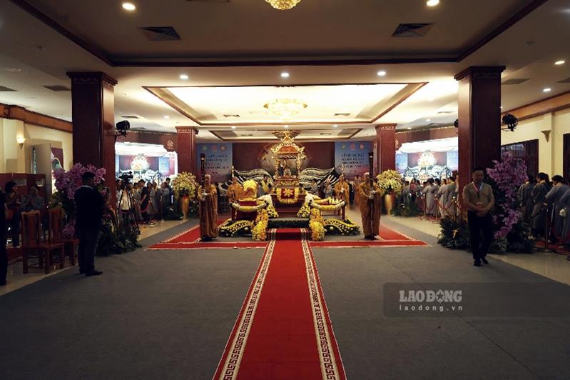 Phia ben trong dien tho duoc trang hoang rong rai, dep mat, Xa loi Phat duoc dat o chinh giua ton nghiem de Phat tu vao chiem bai.