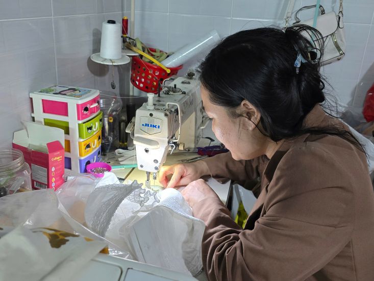 La Sra. Vo Thi Ngoc mi esta sentada en una habitacion de motel. Foto: Indonesia