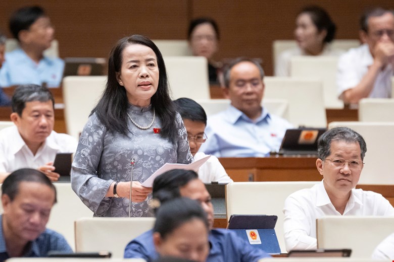 National Assembly delegate Nguyen Thi Kim Thuy proposed to keep the right of questioning of People's Council delegates for the Chief Justice of the Court and the Procuracy at the provincial and regional levels. Photo: Quochoi.vn