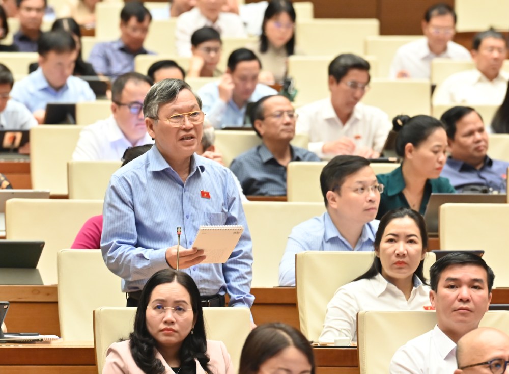 Đại biểu Tô Văn Thám góp ý về việc sửa đổi, bổ sung nội dung liên quan đến Mặt trận Tổ quốc Việt Nam. Ảnh: Phạm Đông