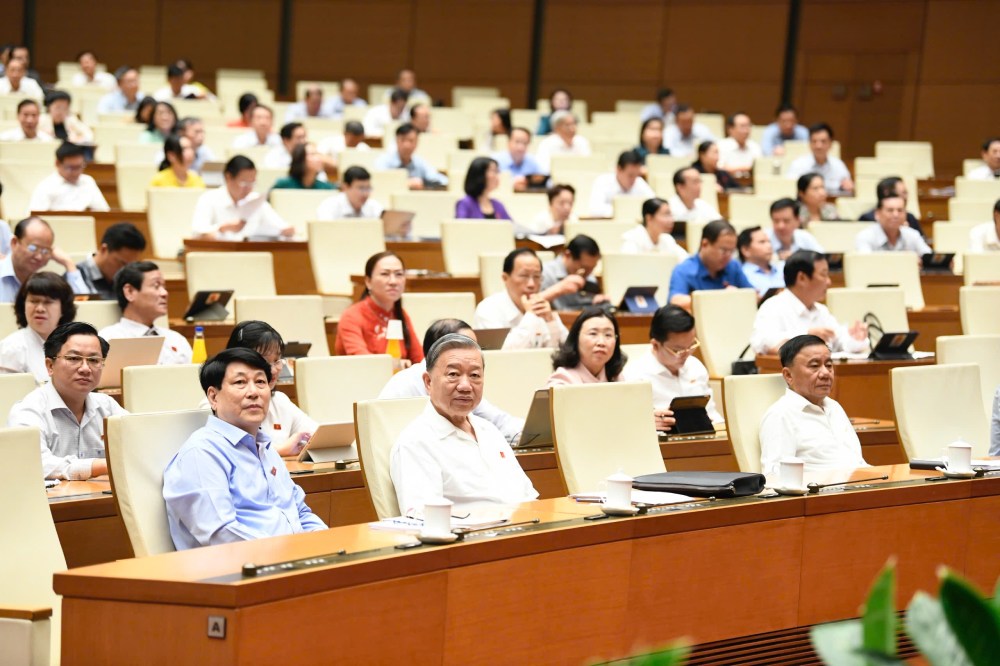 General Secretary To Lam, President Luong Cuong and Standing member of the Secretariat Tran Cam Tu attended the discussion session on the morning of May 14 at the National Assembly. Photo: Pham Dong