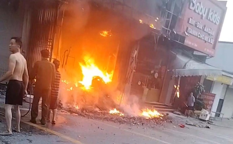 Fire at a children's toy store in Ky Phong commune at the time of the new incident. Photo: Anh Tuan.