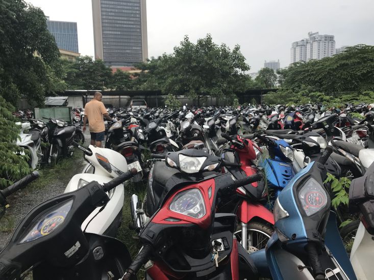 La regulacion tecnica nacional sobre las emisiones de motocicletas y motos que circulan en Vietnam ayudara a controlar la contaminacion ambiental y la densidad de moto en Vietnam. Foto: Hai Nguyen