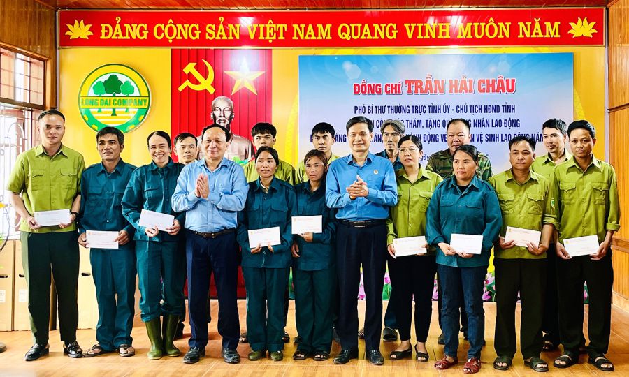 El gobierno y la Federacion Laboral de la provincia de Quang Binh dan regalos a los trabajadores. Foto: Xuan Thao