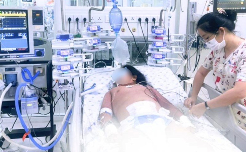 A 10-year-old girl who was overweight and obese and diagnosed with severe dengue shock was saved. Photo: Provided by the hospital