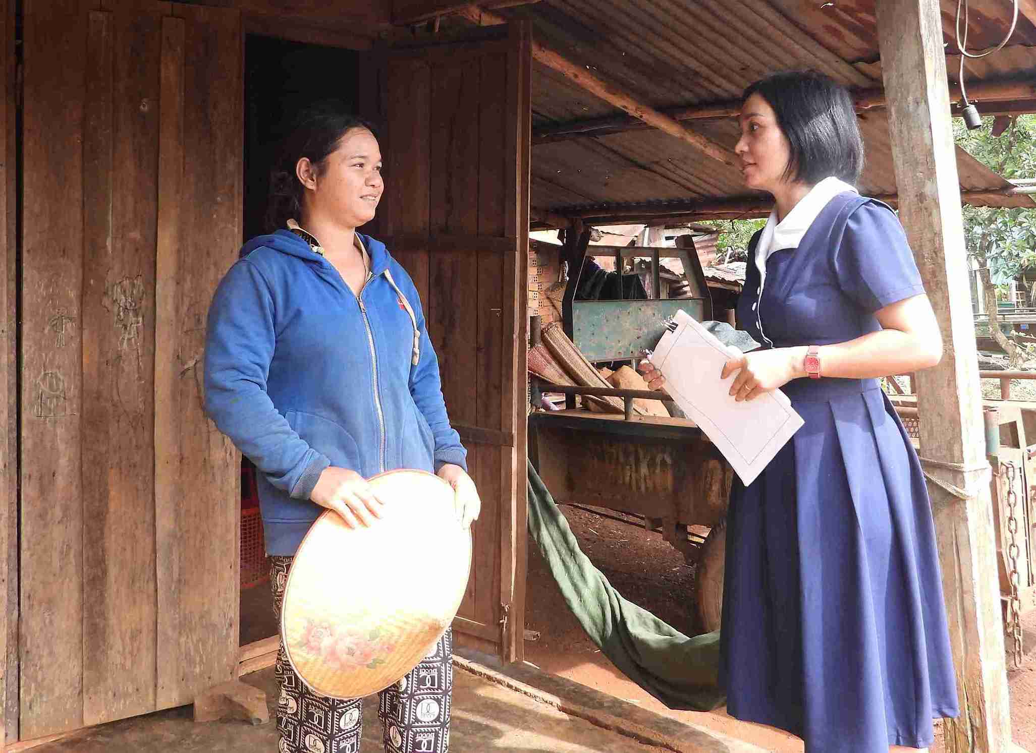 Lãnh đạo UBND xã Ea Hồ luôn dành thời gian quan tâm, giúp đỡ các hộ nghèo trên địa bàn. Ảnh: Bảo Trung