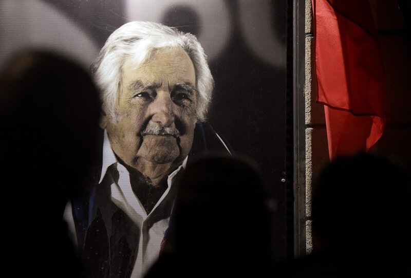 Retrato del presidente Uruguay Jose Mujica en la sede del Partido Frente Amplio en Montevideo el 13.5.2025. Foto: AFP