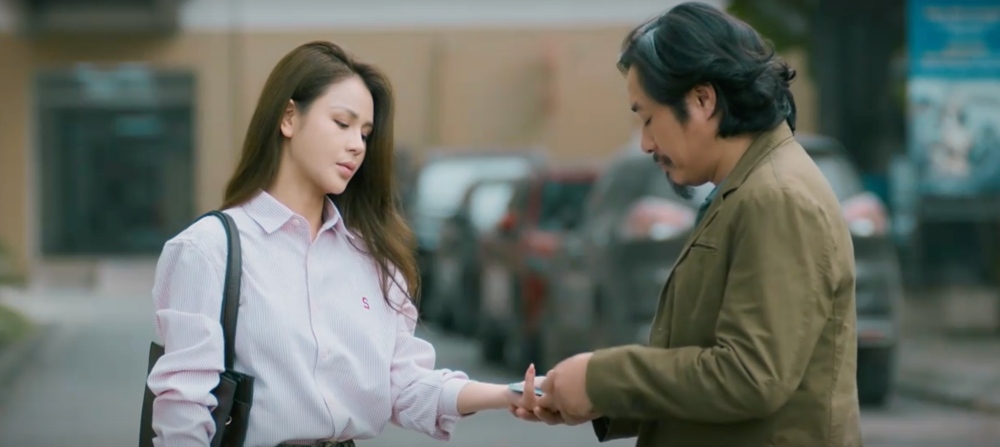 Ông Chính tức giận trả thẻ nhà cho Tuệ Minh. Ảnh: VFC