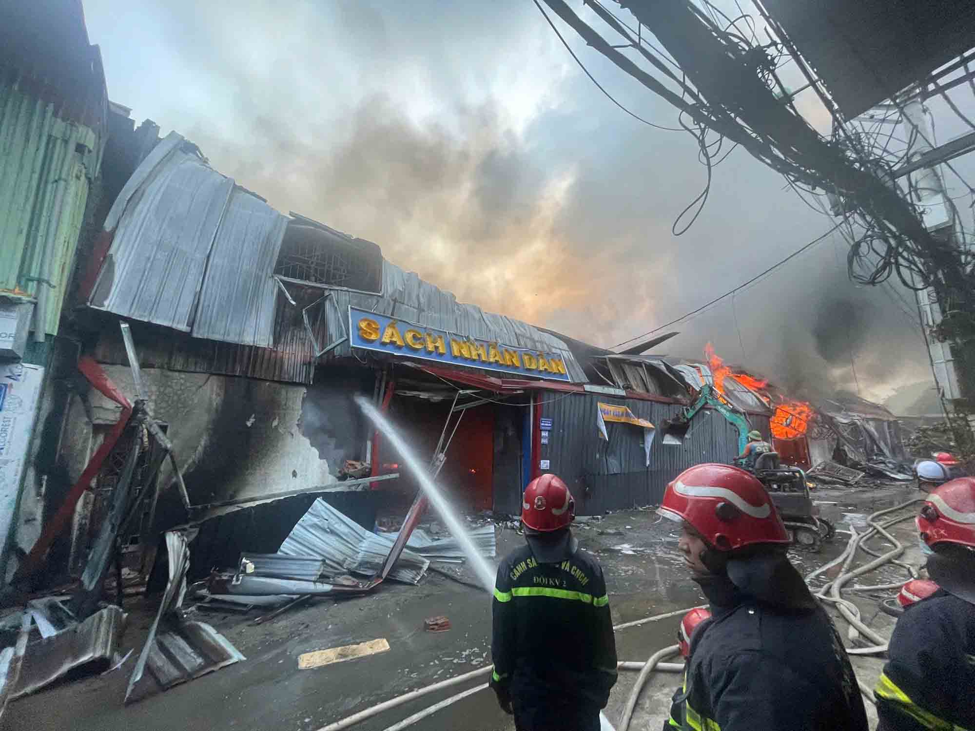 El incendio ocurrio en el almacen y fabrica en Tay Mo Ward (Nam Tu Liem, Hanoi). Foto: Policia de Hanoi