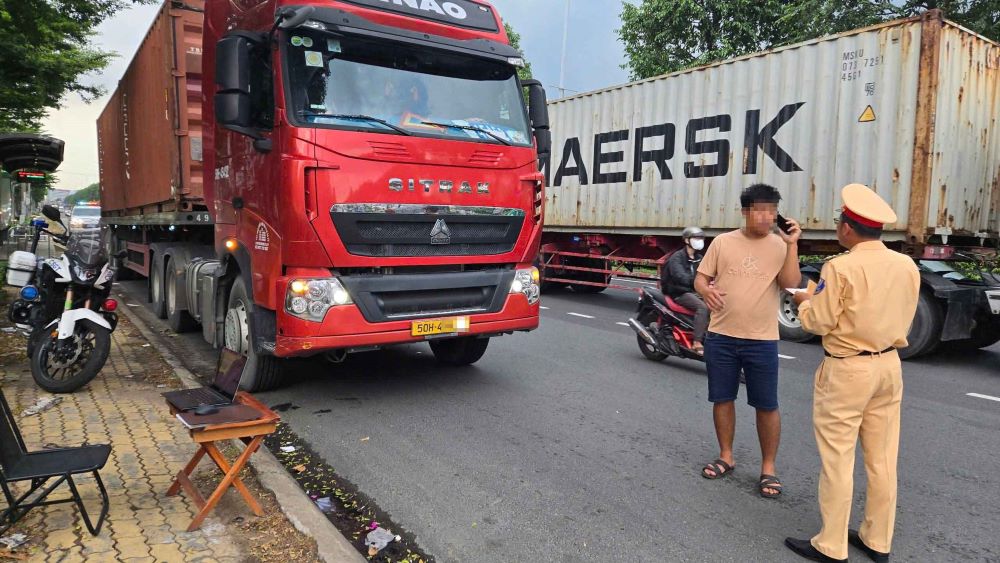 Ho Chi Minh City Traffic Police issued administrative fines for many drivers who checked the camera on the vehicle. Photo: Provided by the police