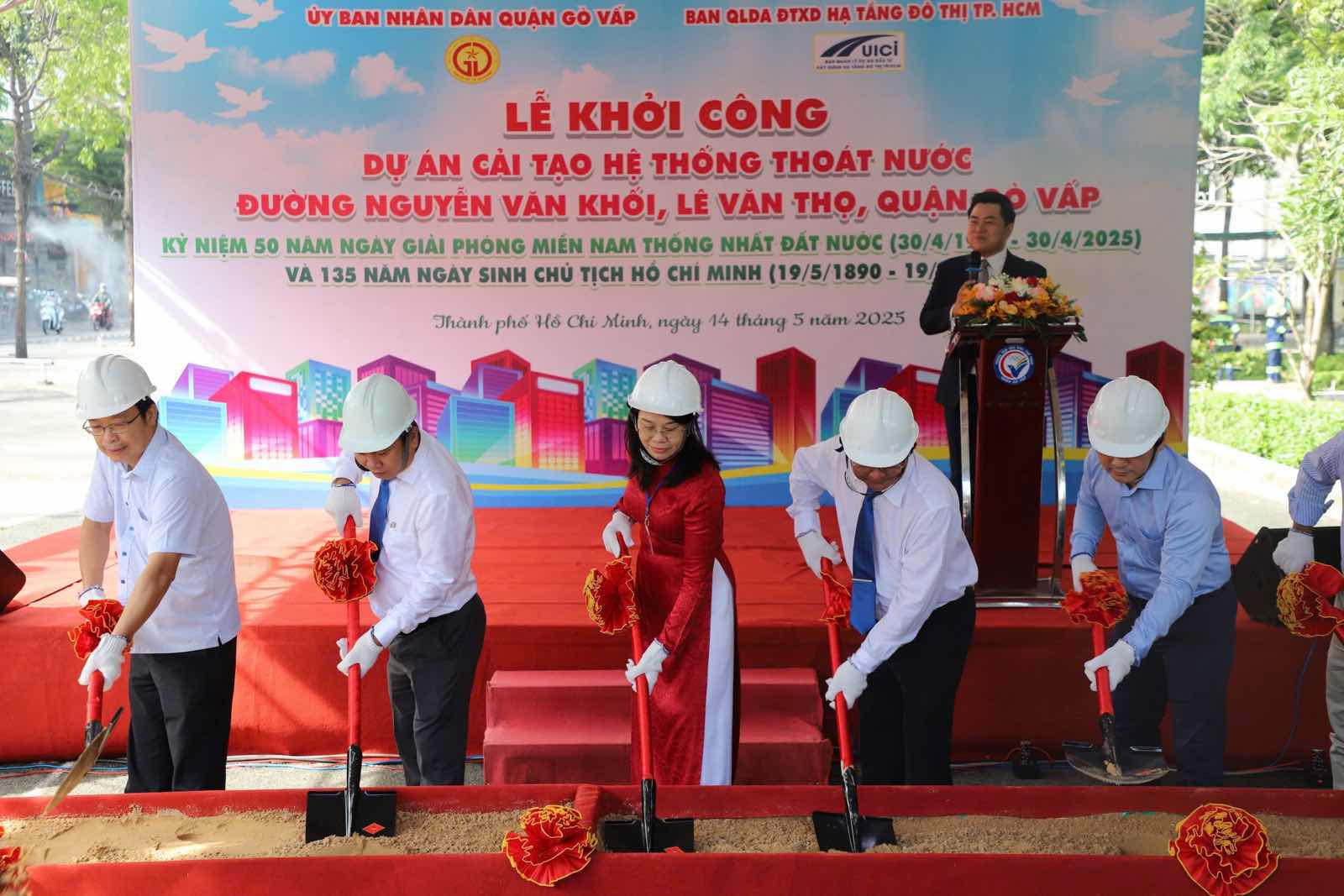 Le khoi cong xay dung he du an cai tao he thong thong thoat nuoc duong Nguyen Van Khoi, Le Van Tho (quan Go Vap). Anh: Anh Tu.