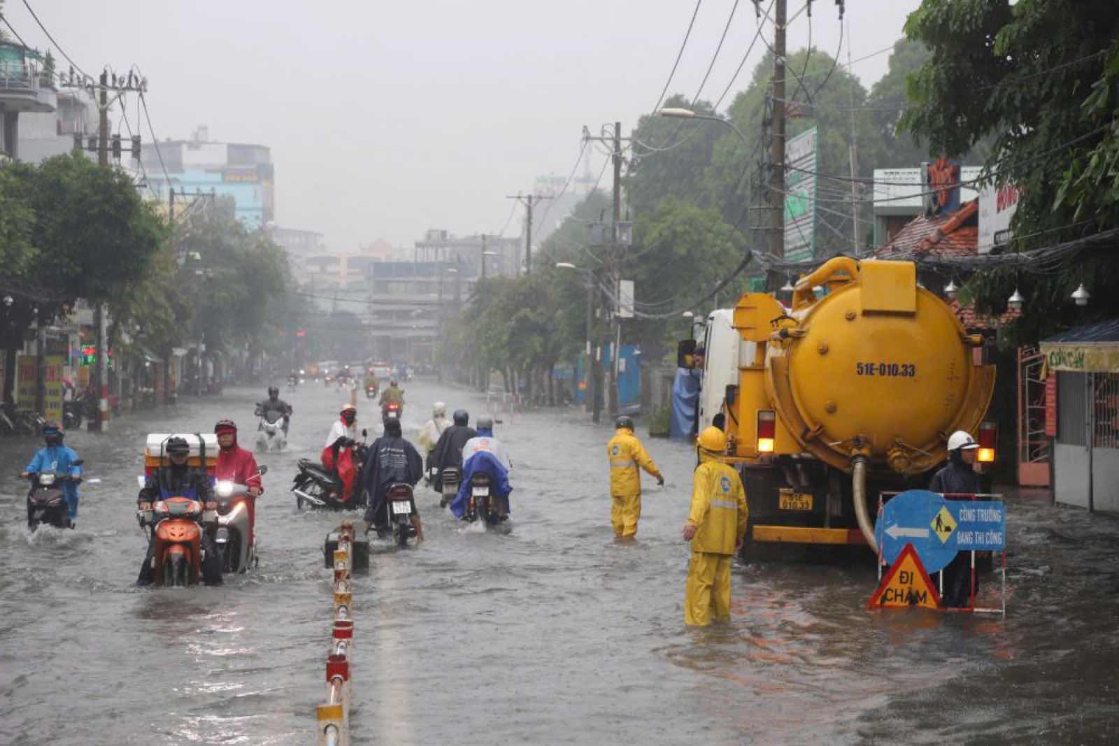 Phuong tien di chuyen kho khan tren duong Nguyen Van Khoi (quan Go Vap) moi lan mua lon lien tuc nhieu gio. Anh: Anh Tu.
