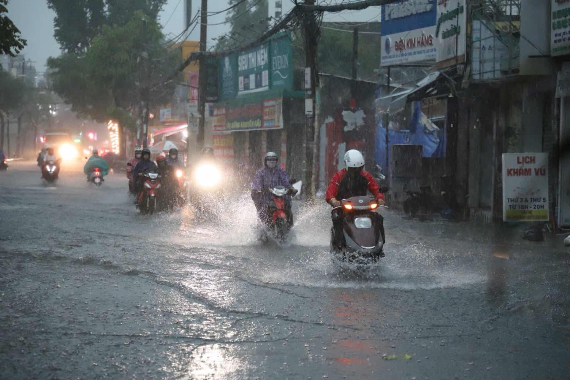 Du an sau khi hoan thanh se gop phan giai quyet tinh trang ngap ung do mua, cai thien chat luong cuoc song cua nguoi dan cung nhu my quan do thi. Anh: Anh Tu.