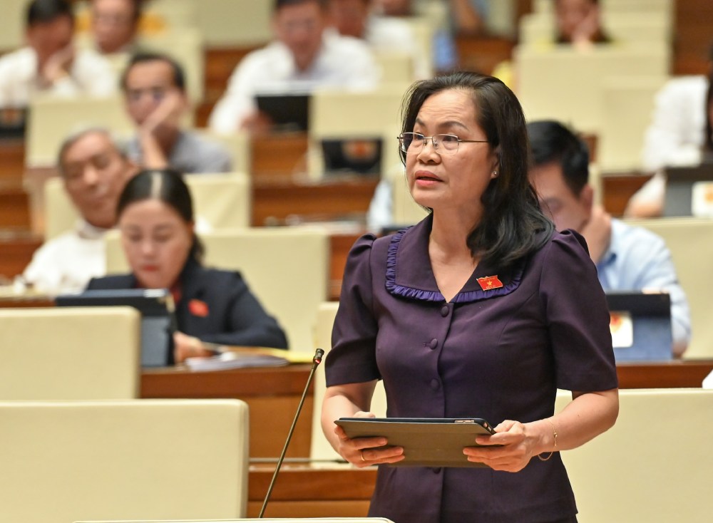 Delegate Nguyen Thi Hong Hanh commented on the regulation on the number of Vice Chairmen of the People's Council when merging provinces and removing district levels. Photo: Pham Dong