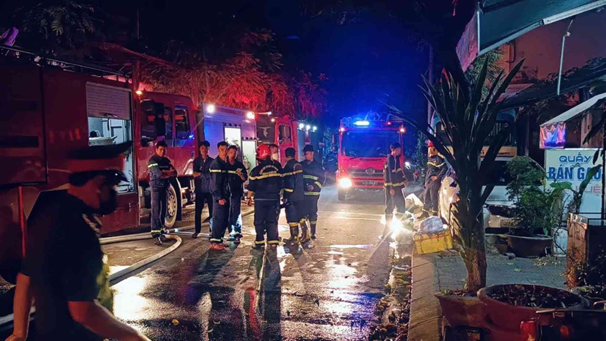 La policia de Da Nang ha movilizado a muchos bomberos a la escena de extincion. Foto: Nguyen Thanh