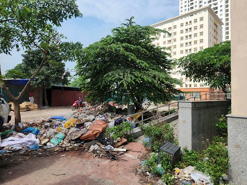 Due to no residents, Xuan La resettlement house has become a garbage collection site. Photo: Minh Hanh