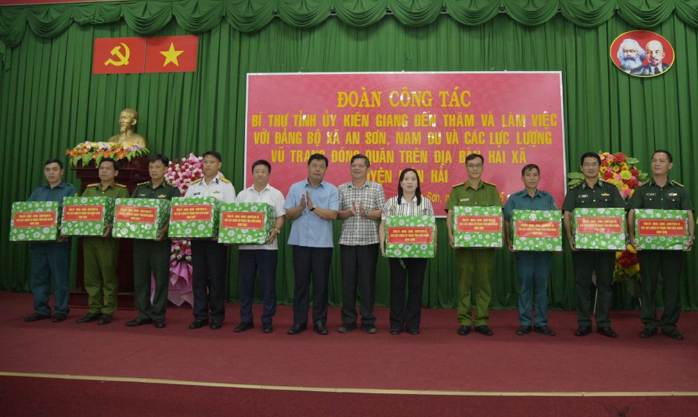 Dip nay, doan cong tac tang qua Dang bo xa, Ban Chi huy Quan su, Cong an cung cac don vi luc luong vu trang dong quan va nhung ho gia dinh chinh sach, ho ngheo, can ngheo o cac xa. Anh: Tien Vinh