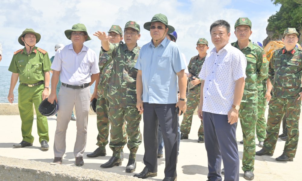 El secretario del Comite del Partido Provincial de Kien Giang, Nguyen Tien Hai (lider, segundo de la derecha) encuesta a las comunas reales en el distrito de Kien Hai. Foto: Tien Vinh
