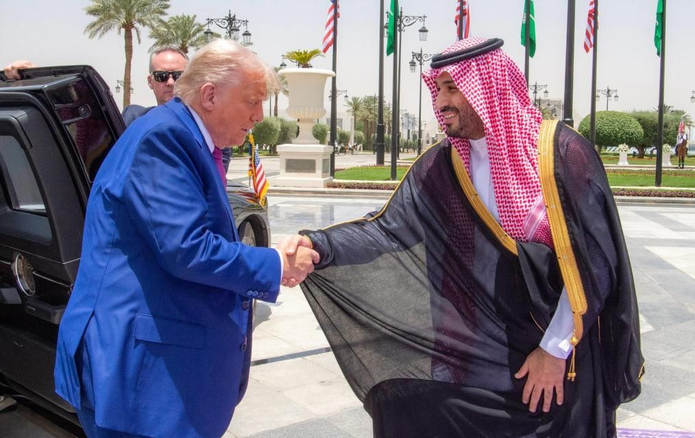 El principe heredero, el primer ministro saudita, Mohammed bin Salman (derecha) dio la bienvenida al presidente de los Estados Unidos, Donald Trump, para visitar a Riad, 13 de mayo de 2025. Foto: Xinhua