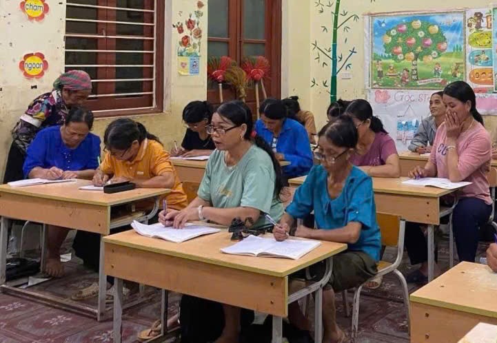 Lớp học xóa mù chữ ở vùng cao Bắc Kạn với đủ người từ lứa tuổi.