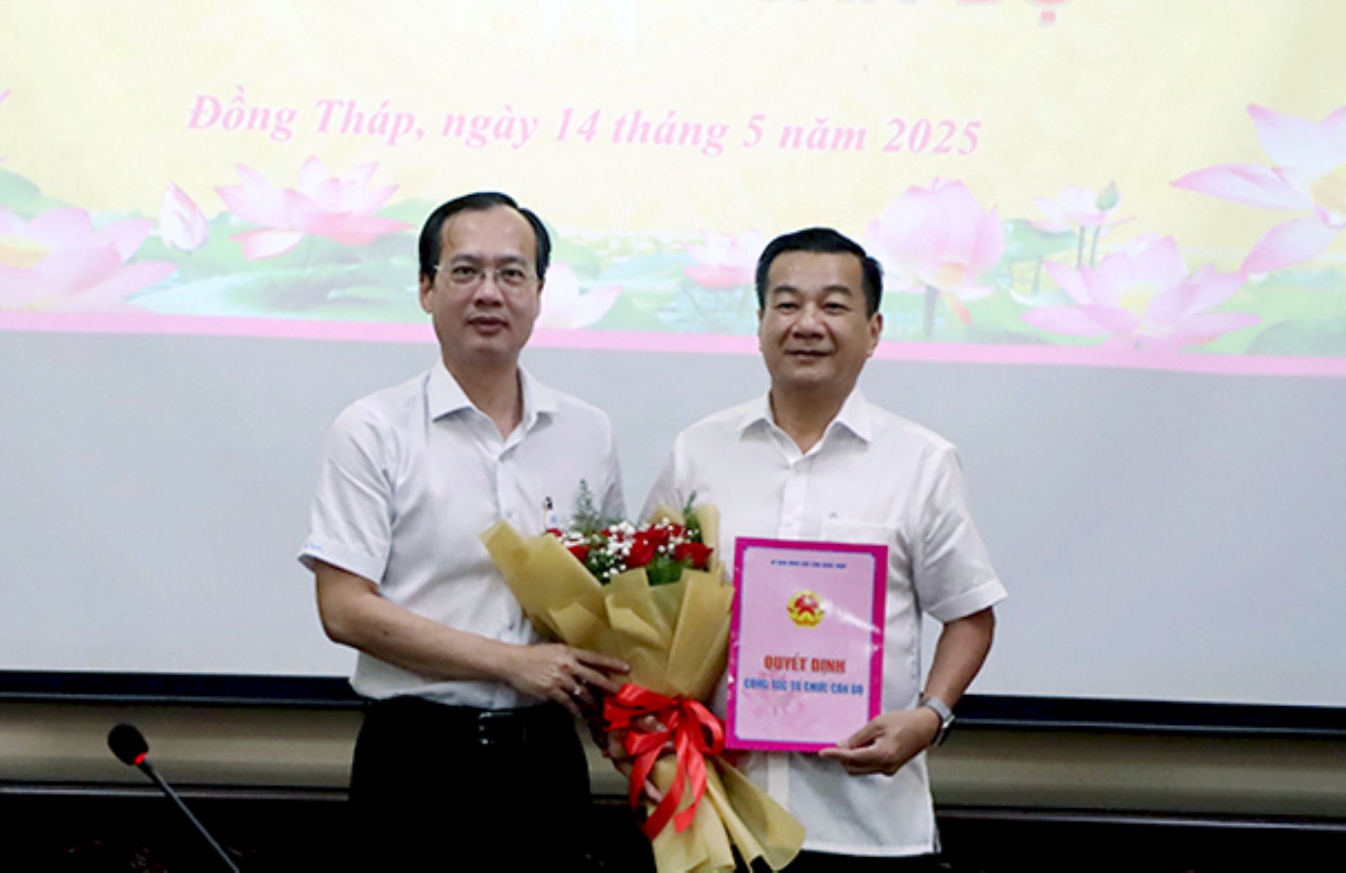 Chủ tịch UBND tỉnh Đồng Tháp Trần Trí Quang (trái ảnh) trao quyết định nghỉ hưu trước tuổi cho ông Trần Minh Lý. Ảnh: Cổng thông tin tỉnh Đồng Tháp