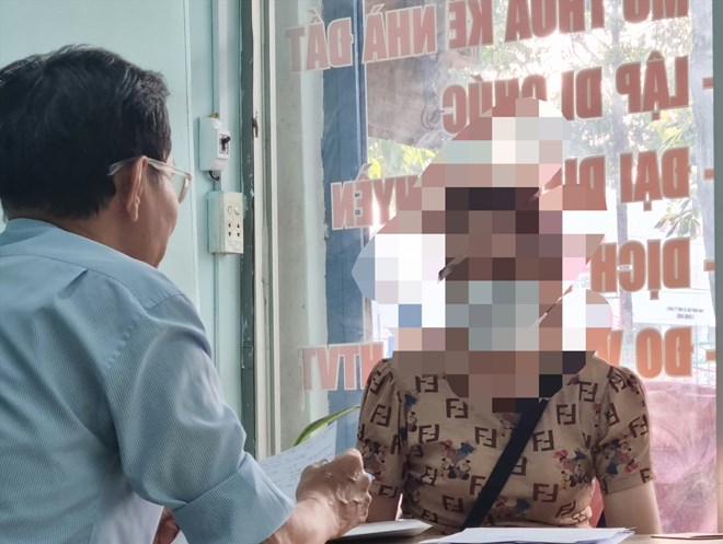 When divorcing, if the wife is in difficulty, in need and has a legitimate reason to request support, the husband is obliged to provide support according to his ability. In the photo is a lawyer consulting on a divorce case. Photo: Nam Duong