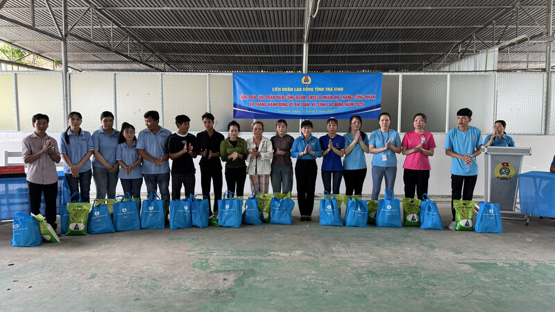 Tra Vinh Provincial Federation of Labor presents gifts to union members and workers on the occasion of Workers' Month 2025. Photo: Hoang Loc