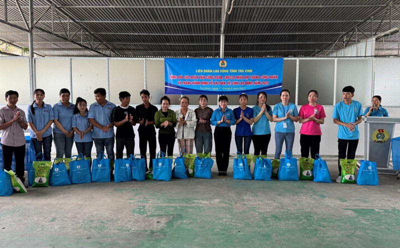 Tra Vinh Provincial Federation of Labor presents gifts to union members and workers on the occasion of Workers' Month 2025. Photo: Hoang Loc
