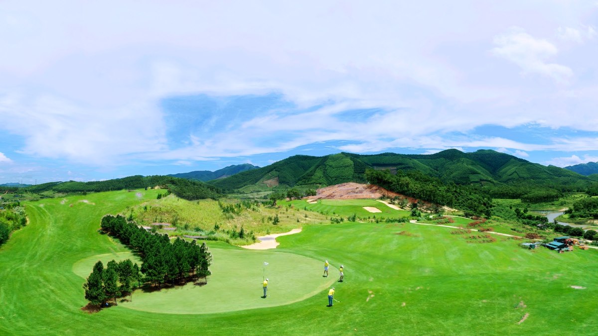 Dong Trieu Golf Course - the 4th golf course in Quang Ninh. Photo: Cong Tinh Dong Trieu City.