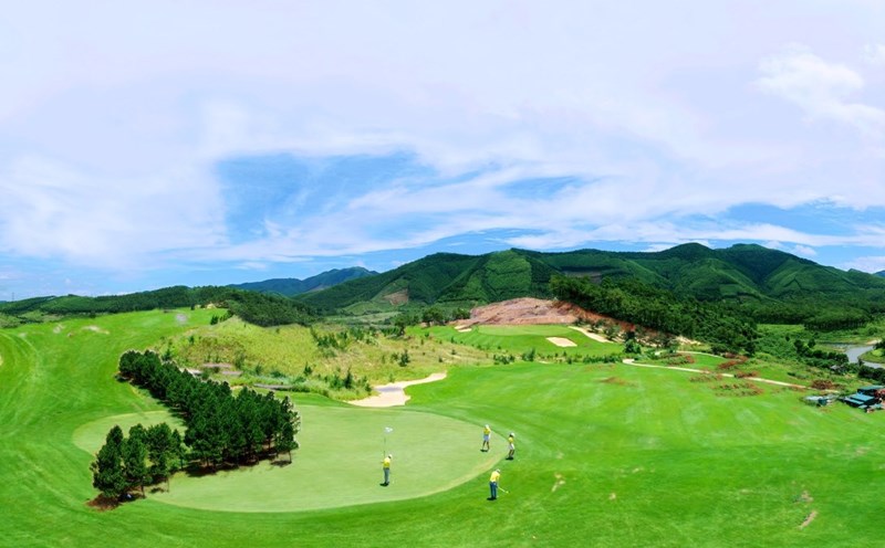 Dong Trieu Golf Course - the 4th golf course in Quang Ninh. Photo: Cong Tinh Dong Trieu City.