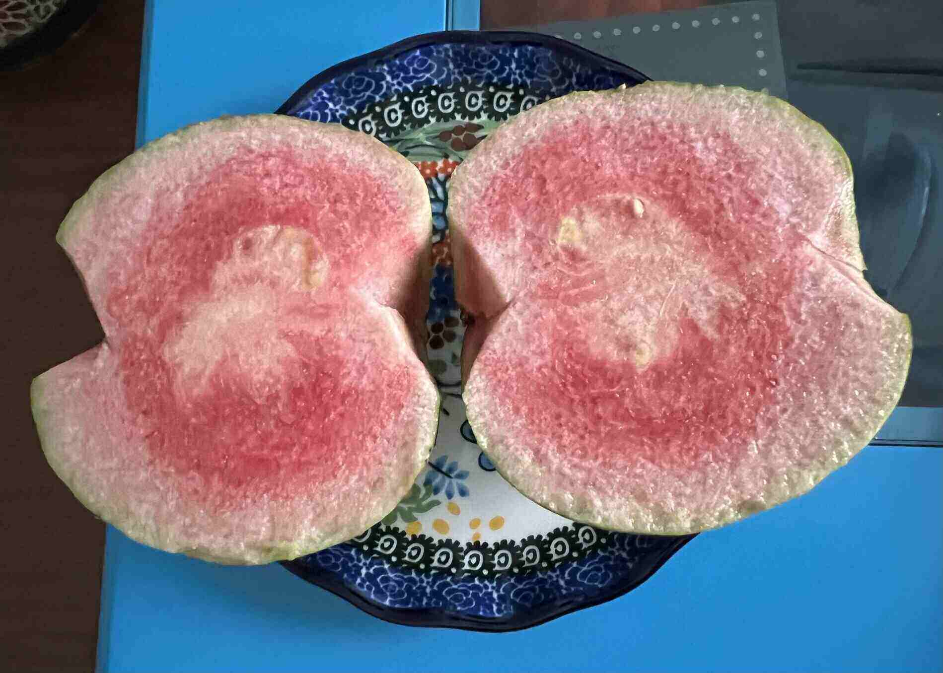 La guayaba roja puede apoyar la hipoglucemia despues de comer, lo cual es beneficioso para la diabetes. Foto: Kieu Vu