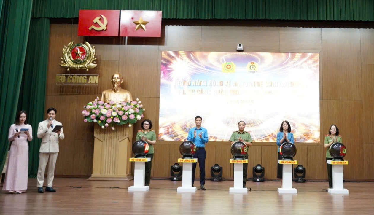 Đại biểu nhấn nút khởi động Tháng Công nhân, Tháng hành động về An toàn vệ sinh lao động năm 2025. Ảnh: Quỳnh Chi