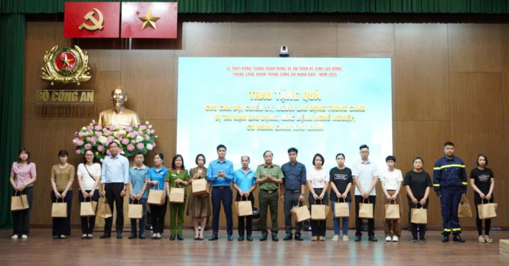 Trao quà cho đoàn viên, lao động có hoàn cảnh khó khăn tại Lễ phát động Tháng Công nhân, Tháng hành động về An toàn vệ sinh lao động năm 2025. Ảnh: Quỳnh Chi