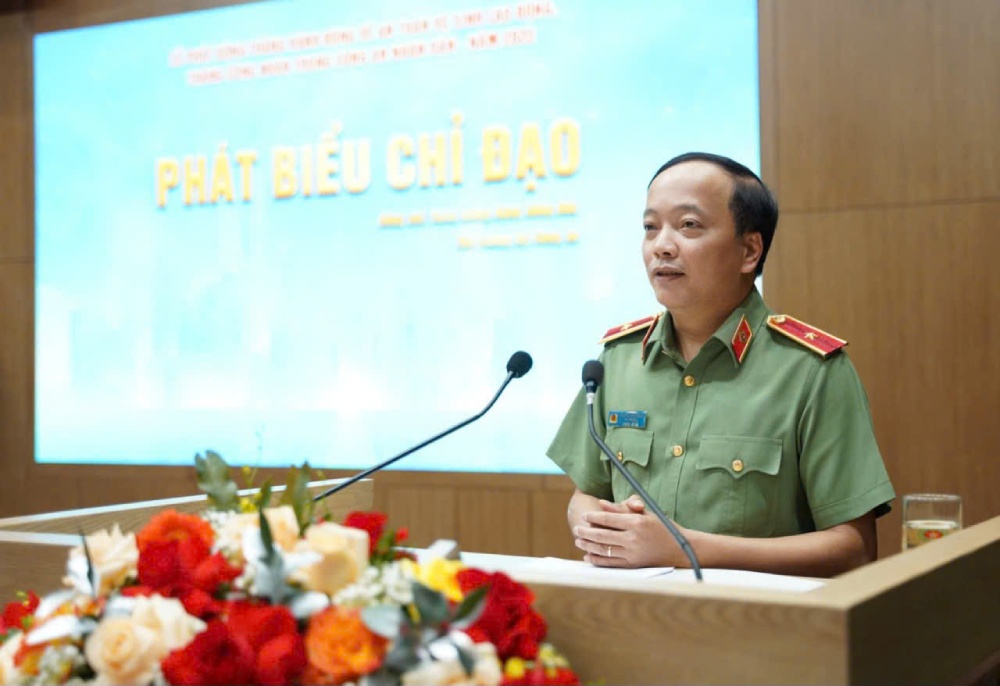 Mayor General Dang Hong Duc -El Ministro de Seguridad Publica hablo en la ceremonia de lanzamiento del mes de trabajo, el mes de accion sobre OSH 2025. Foto: Quynh Chi