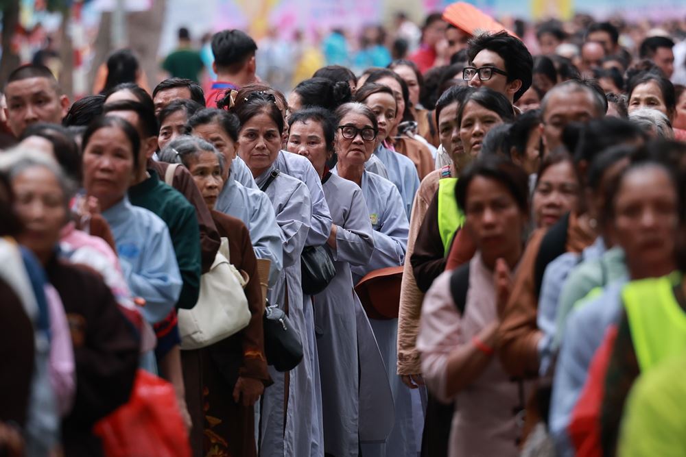Phat tu thap phuong do ve chiem bai Xa loi Phat.